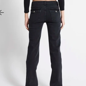 Svarta jeans - Lätt utsvängda säljer då dom öt för små på mig. Aldrig haft pp mig dom.