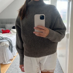 Stickad polotröja  - Nu säljer jag min jätte mysiga stickade polotröja som är lite brun/grå i färgen 💞💞 den är ifrån & other stories och u storleken Xs!💞 endast använd ett fåtal gången vilket inte syns alls 💞