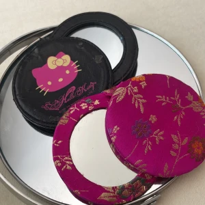 Vintage Hello Kitty sminkspegel och blommig kinesisk sminkspegel 🪼 - Supersöta sminkspeglar🌸🦪  