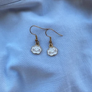 Moln Örhängen -  Vita moln örhängen med guldigakrokar och även Och även guldiga på baksidan. Finns även bild på krokarna