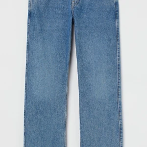 Blå jeansbyxor - Säljer ett par klassiska blå jeans som passar till allt. De har en straight passform och är lågmidjade. Säljs pga de är för små för mig. Endast använda få gånger, inga defekter.  Nypris 590kr.💗(pm om du vill ha fler bilder eller har andra frågor)