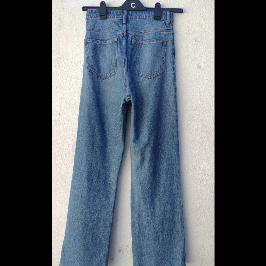 Utsvängda jeans från H&M - 90