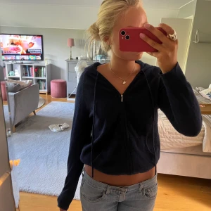 Kashmir zip hoodie - Så snygg Kashmir zip hoodie med 100% kashmir! Kom privat för flera bilder 💙bra skick men lite nopprig. NYPRIS 2095 kr