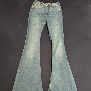 Bootcut jeans - Bra skick allmänt förutom fläcken, men det hår säkert att ta bort de med medel