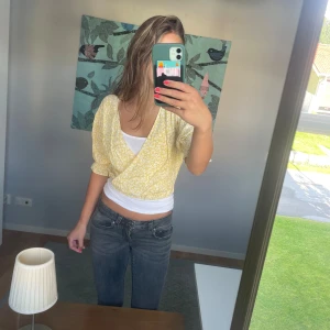 Blommig omlottblus - Somrig omlottblus från Lindex, väldigt bra skick!