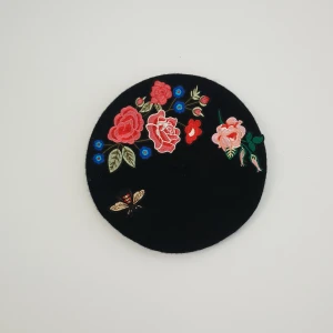 Svart beret - Med blommor