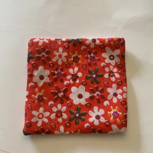 Lavendel påse  - Handgjord lavedelpåse.  Till för att ha i tex garderoben för att det ska lukta gott. Ca 8 × 8 cm Ris och lavendel i.   Ingen ”fyllning” i men kommer fixa det om någon köper