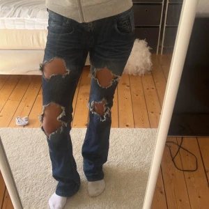 Jeans med slitningar 💕 - Så snygga jeans som tyvärr inte kommer till användning av mig. Midjemåttet tvärsöver är ca 38cm, och inerbenslängden 85cm. Jag är 170cm för referens 💕