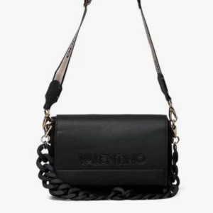 Valentino väska  - Säljer min fina Valentinoväska då den ej kommer till användning längre. Mycket fint skick💗kan skicka egna bilder vid intresse!