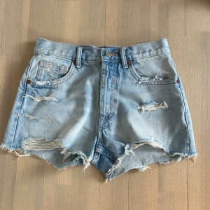 Jättesnygga jeansshorts - Jättesnygga jeans från zara, helt nya utan prislapp