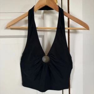 Y2k topp med ringdetalj - Supersöt topp med snygg ringdetalj! Stretchigt och mjukt material!