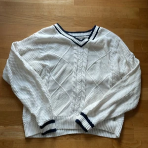Vit stickad hollister tröja - Jättemysig vit stickad tröja från hollister. V-neck och ganska tunn. Står xs men skulle säga att den passar mer som s. Skriv om du har frågor eller för fler bilder🩷
