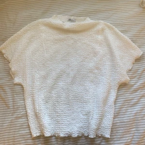 Zara topp - Gullig topp från zara som knappt är använd!💞  Kontakta mig vid frågor eller för fler bilder!