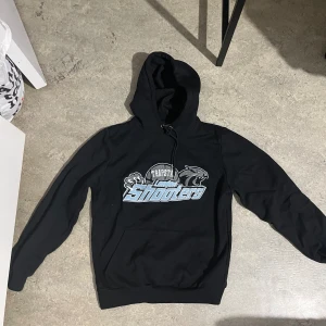 Trapstar shooter tracksuit - Trapstar shooter tracksuit. Andvänd fåtal gånger bra kvalite. Pris är för båda tröjan och byxorna.