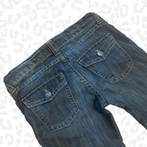 Lågmidjade jeans - True religion liknade jeans från hm i storlek 36💋Lågmidjade och straight/flare i benen 🫶🏼Läs min bio innan du kontaktar mig