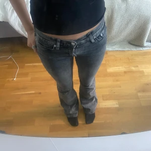 Utsvängda low jeans! - Utsvängda low jeans från Gina! Väll använda men inget tecken på användning förutom lite slitigage längst ner, skickar inom 1-2 dgr😍😍