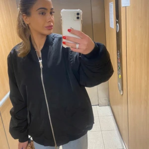 Tjockare bomberjacka oversize xs - I nyskick, tjockare material, xs