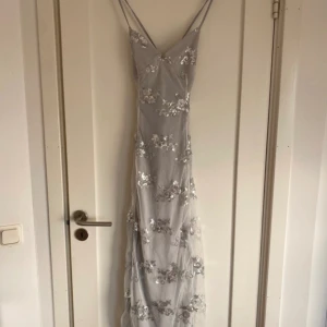 Balklänning - Jättefin balklänning som aldrig är använd. Finns inga defekter vad jag vet om. Går ner till anklarna på mig som är 174! Skriv om du har några frågor!!🫶🏼