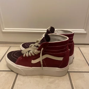 Vans UA SK8-Hi Tapered Stackform  - Produkten är använd, men inte många gånger. Smuts går att få bort på både sula och snören. Inga andra defekter förekommer. Nypris 839 kr