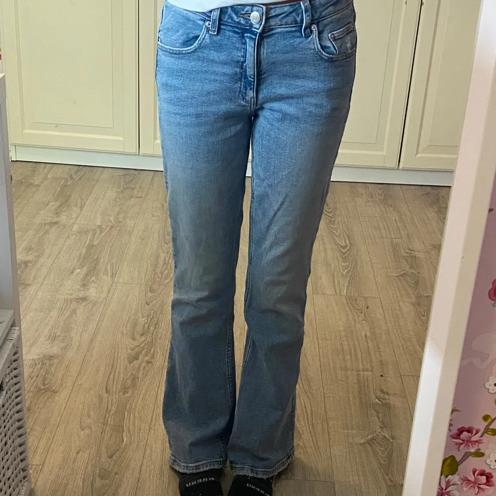 Säljer ett par blå jeans från Gina tricot Young i storlek 152. De är mid waist och Bootcut 💗 De är i bra skick och har inga defekter!! . Jeans & Byxor.