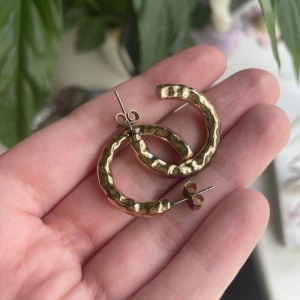 Örhängen guldfärgade - Örhängen. Guldfärgade. Inte äkta guld. Från typ Gina eller Bik Bok tror jag. 