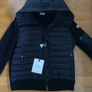 Moncler cardigan - Den är oanvänd så nyskick