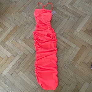 Korall klänning  - Sjukt fin på formar kroppen perfekt. Dock aldrig kommit till användning för mig, prislapp kvar. Är i storlek xs men passar även s. 🎉(VÄLJ 10 VALFRIA ANONSER FÖR 200KR)🎉