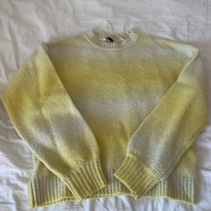 Stickad tröja  - En stickad gul vit tröja från Cubus i storleken 170