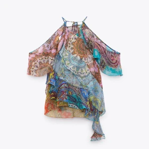 Zara topp - Superfin zara topp. Helt oanvänd med prislappen kvar. Går att bära på olika sätt antingen som på modellen eller så låter man själva ärmen hänga ner längst sidan. 