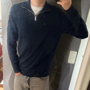 half zip tröja - säljer min snygga halfzip tröja ifrån jack and jones, som är i färgen mörkblå. Använd max 5 gånger, skriv för mer bilder eller om du vill veta något annat😊