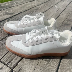 Carin Wester sneakers - Sprillans nya sneakers från Carin Wester. Använda 1 gång. Vita med grå/ beiga mocka detaljer. Ord pris 599 kr. Nu 200 kr.