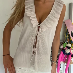 Blus med volanger  - Säljer en jättefin blus med volang detaljer från zara, i nyskick! Super skönt material perfekt till sommaren 💛(Lånad bild) 