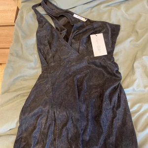 Miniklänning - Oanvänd miniklänning från NAKD i storlek 36.