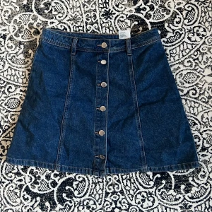 Jeanskjol med knappar - Jeanskjol med knappar från H&M. Knappt använd, strl 38