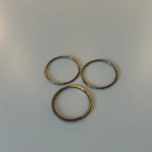 Ringar  - Säljer dessa ringar. Dem har tyvärr blivit lite missfärgade, men jag tycker inte att det är något man tänker på direkt. 