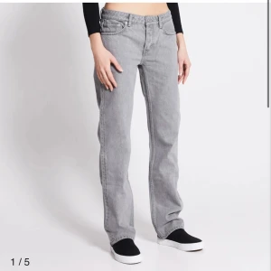 Lågmidjade jeans ICON - Lågmidjade raka jeans i fint skick från lager 157. Modellen är ICON
