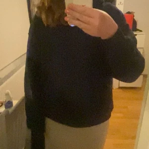 gina tricot hoodie  - mörk blå gina hoodie i fint skick fick den i jul klapp och har använt lite men ändå fint skick hör av dig vid frågor😊inga fläckar eller så men där är tvättat mycket så där inne är den inte jätte mjuk