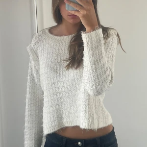 Virkad mango tröja - Virkad/stickad tröja från mango. Är i storlek L men jag skulle säga att den egentligen är S/M. Nypris: 429kr