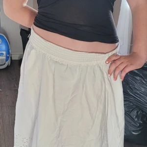 Fin kjol - Ett litet hål på spetsen, inget som syns mycket, går att sy om man vill. Osäker på storlek, sitter lite löst i midjan på mig som har XS. Går att vika ner för low waist som jag gjort på bilden.