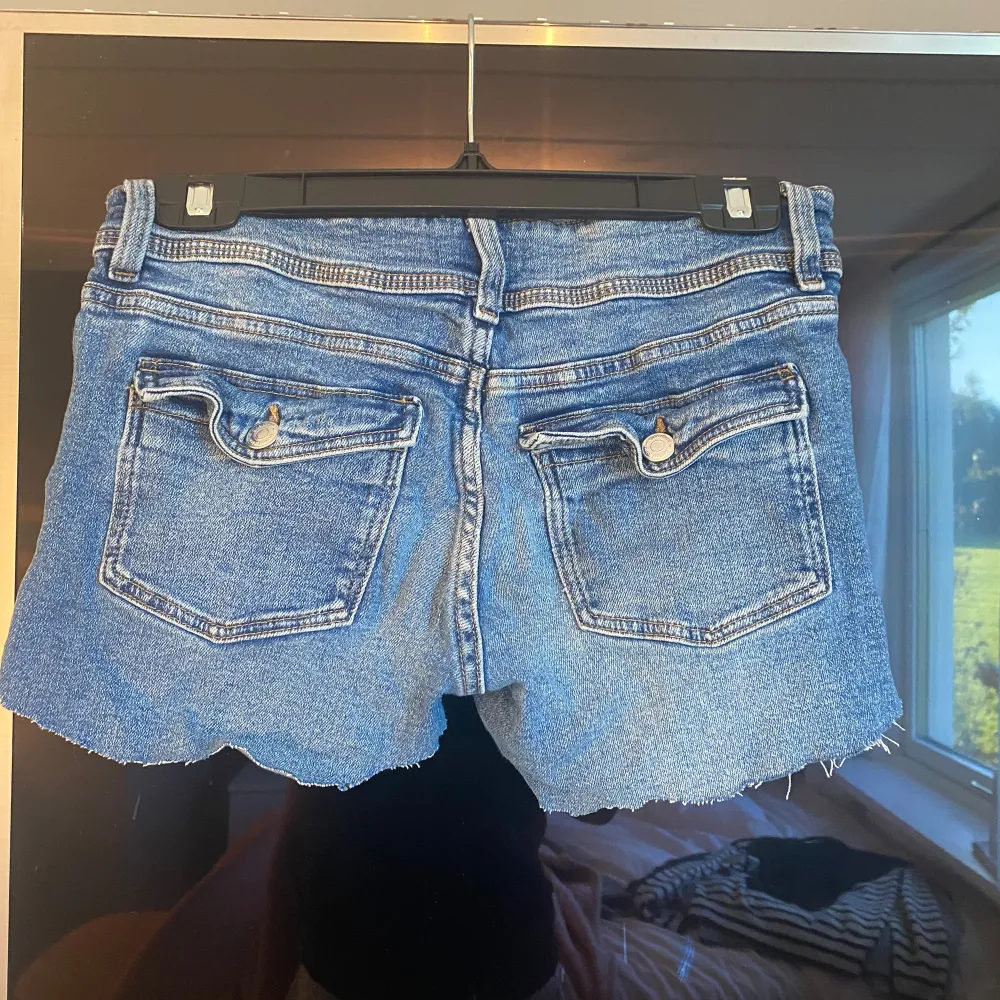 Säljer ett par snygga blå jeansshorts från Gina Tricot. De är i storlek 170. Shortsen har en klassisk femficksdesign och stängs med dragkedja och knapp. Dem är något utslitna men är ju perfekta för sommaren! 💙. Shorts.