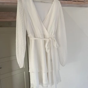 Vit klänning - Säljer min vita klänning från Nelly i nyskick använd 2 gånger💞 passar bra på dig som brukar ha storlek 36/38 M/S