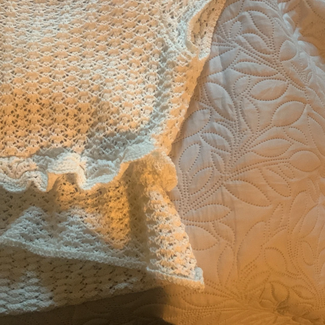 Vit stickad topp med volangdetaljer - 92