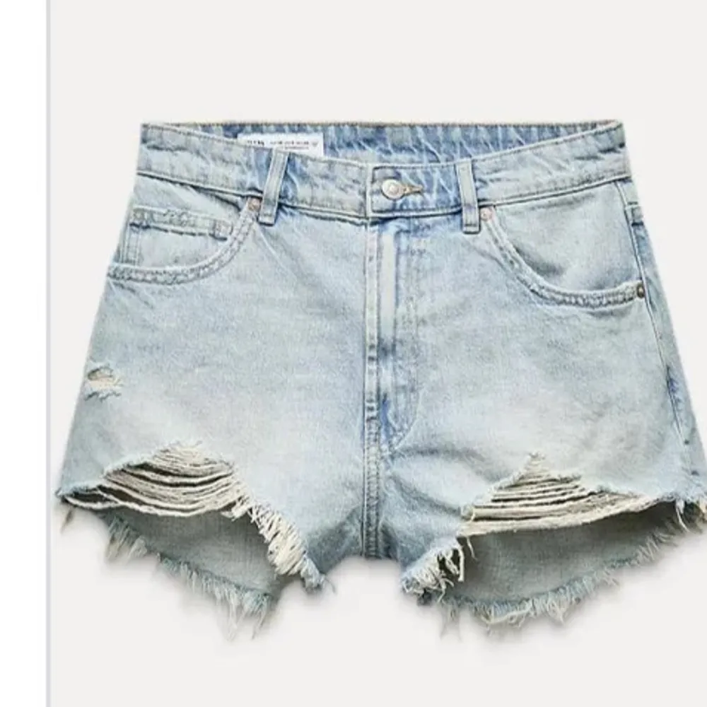 Säljer dessa shortsen då aldrig kommer till användning, köptes från zara för någon månad sen och aldrig använda därmed inga defekter. Köptes för 329kr nypris. Shorts.