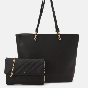 Anna Field väskor SET - Nu säljer jag mina två väskor som inte används längre. Jag säljer alltså dom tillsammans. Den stora handväskan har en liten repa längst ner som man ser på bilden, men inget som märks allt för mycket. Den mindre väskan är som i nyskick, använd 1-3 ggr