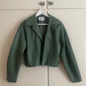 grön jacka afj - grön skinnaktig jacka från afj x nakd