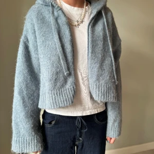 Ljusblå stickad hoodie - supermysig ljusblå stickad hoodie. Den har en croppad passform och är super skön.🎀
