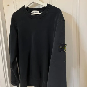 Stone Island tröja svart (medium) - Stone island tröja svart stl: medium Sparsamt använd. Inga fläckar eller liknande. Köpt på NK i Göteborg.