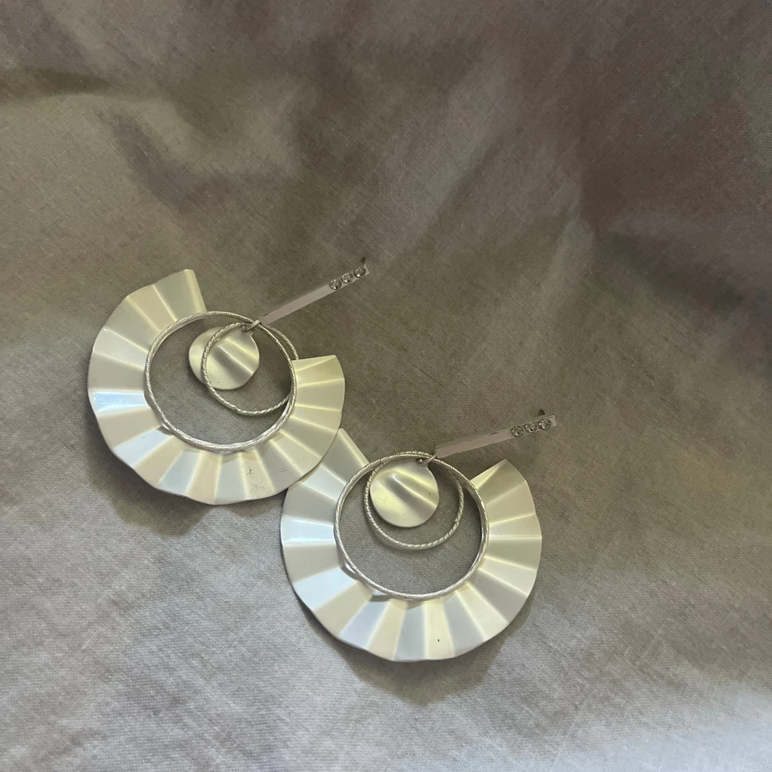 Supersöta silvriga örhängen - 92