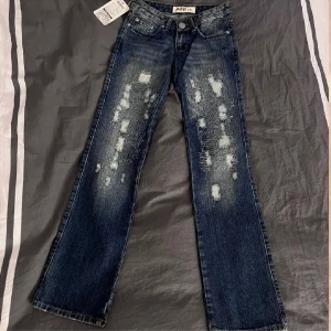 Bootcut jeans lowwaist - Säljer då jag har förmånga jeans!  Strl xs, prislapp och allt kvar! Tveka inte på att höra av er! Priset är inte hugget i sten🩷