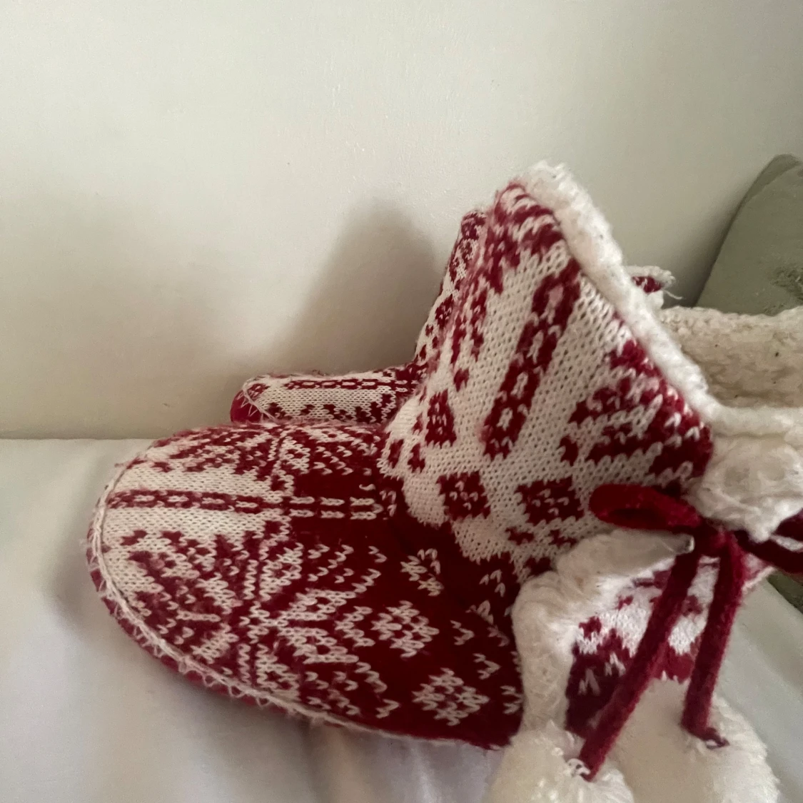 Mysiga röda och vita stickade tofflor - 92